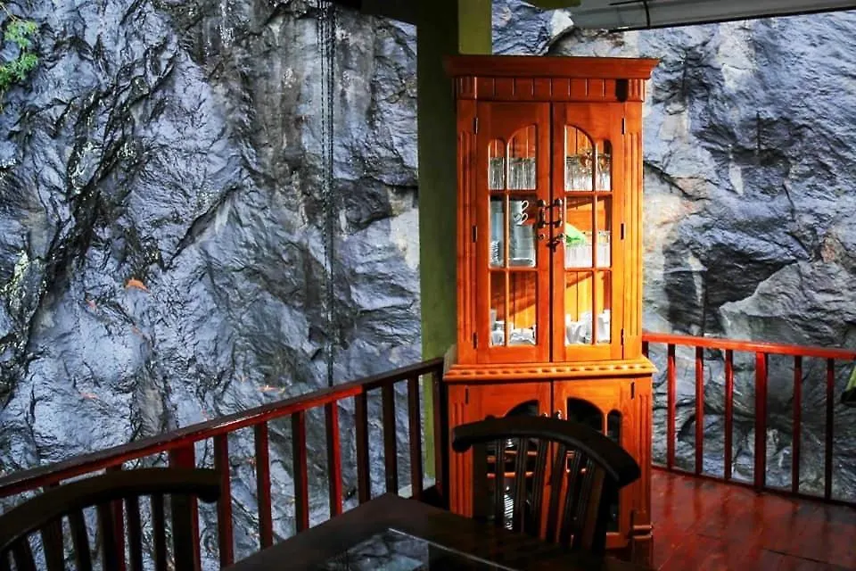 Deer Point Hotel كاندي